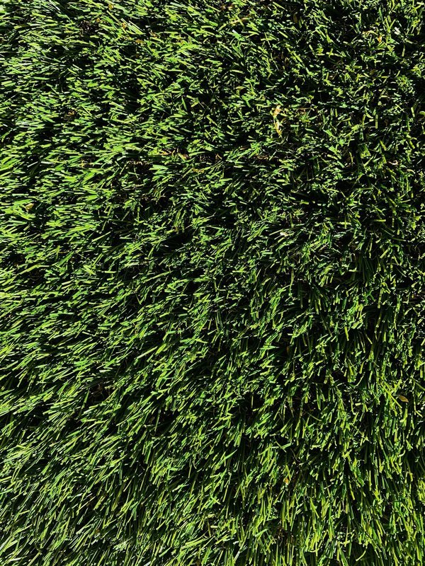 Gazon synthétique : le choix malin pour un extérieur éblouissant